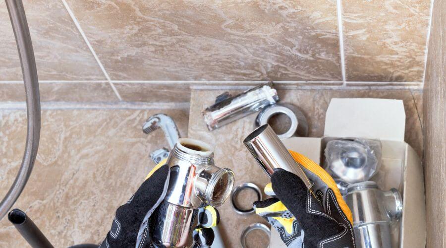 Professional gutter cleaning in Mira Loma, CA